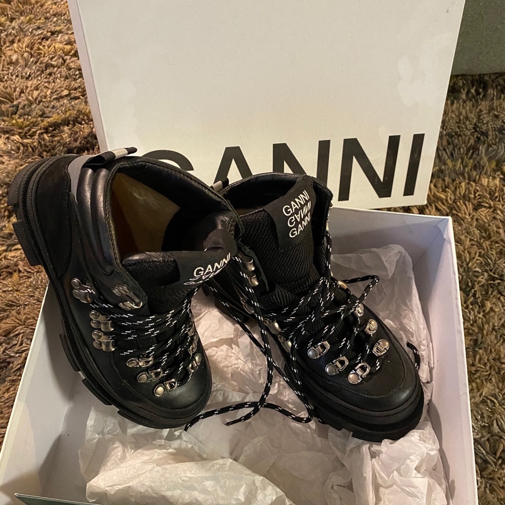Shoes boots 🥾